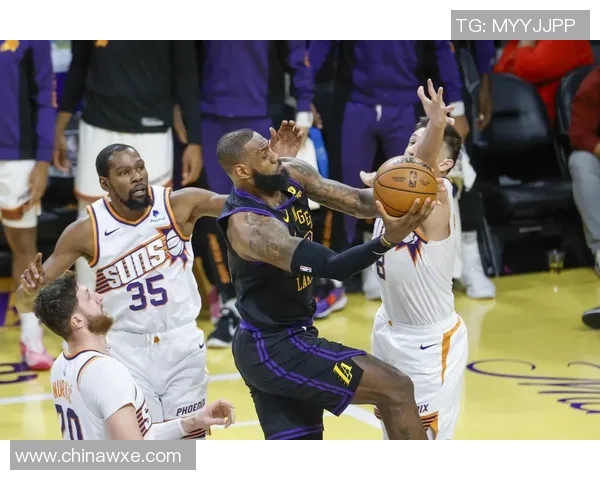 湖人对阵太阳全场精彩回顾与赛后分析带你重温激烈对决瞬间 湖人对阵太阳全场精彩回顾与赛后分析带你重温激烈对决瞬间